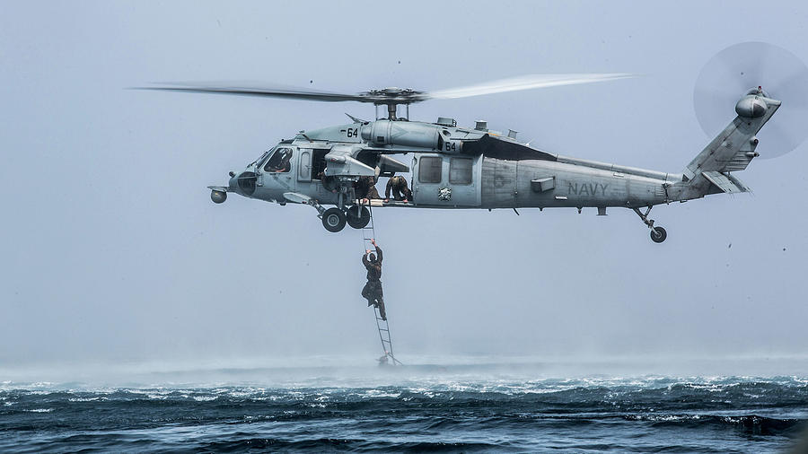 执行搜救任务的海鹰直升机